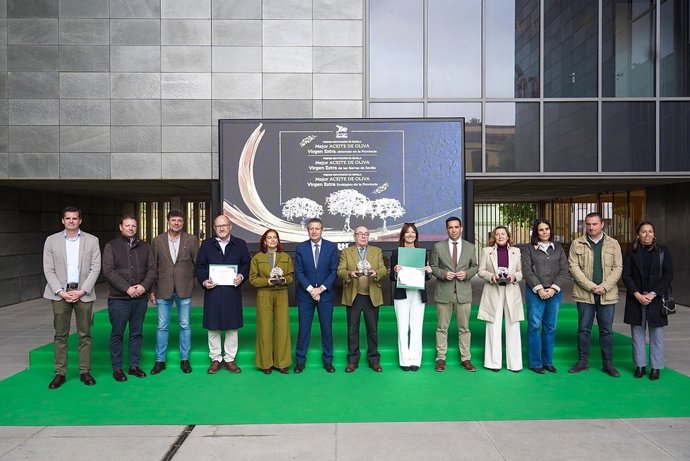 El presidente de la Diputación, en el centro, con los premiados con los mejores AOVE de la provincia.