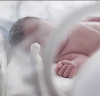 Archivo - Imagen de archivo de un recién nacido