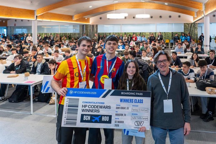 Vera Morancho, Pol Gualda e Konrad Danielewicz, do centro Aula Escola Europeia, vencedores do HP CodeWars em Barcelona