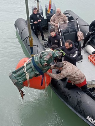 Rescate de la imagen de La Galeona por parte de la Armada tras haber caído al mar por los efectos del temporal en la Bahía de Cádiz.