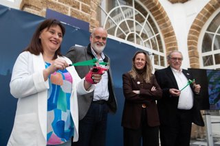 Susana Tamayo, tricampeona de Europa de tirachinas, el responsable de Deportes de la Diputación, Javier Vidal, la alcaldesa de Prado del Rey, Vanesa Beltrán, y el presidente de la Asociación Pradense de Tiradores de Elastiqueras, Juan Carlos Fernández