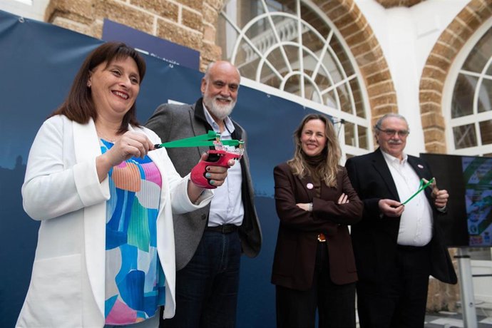 Susana Tamayo, tricampeona de Europa de tirachinas, el responsable de Deportes de la Diputación, Javier Vidal, la alcaldesa de Prado del Rey, Vanesa Beltrán, y el presidente de la Asociación Pradense de Tiradores de Elastiqueras, Juan Carlos Fernández
