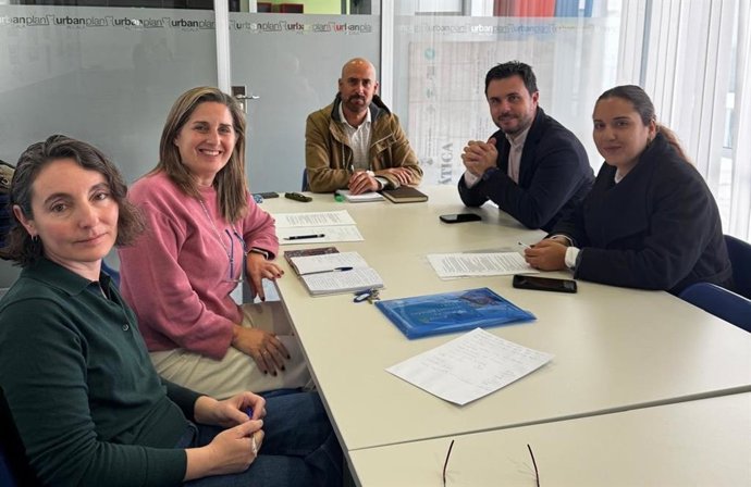 Imagen de la tercera reunión del proyecto 'Leer+ 2026' en Alcalá de Guadaíra (Sevilla).