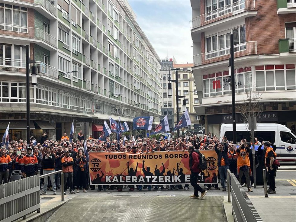 Concentracion de parte de la plantilla de Tubos Reunidos en Bilbao