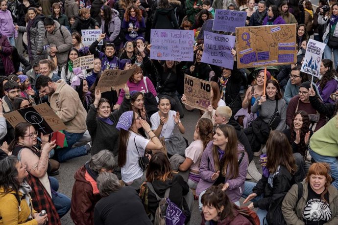 Decenas de personas durante la manifestación convocada por la Comisión 8M por el Día de la Mujer, a 8 de marzo de 2026, en Madrid (España). 
