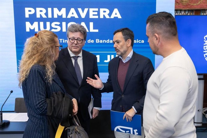 El consejero de Cultura del Cabildo de Tenerife, José Carlos Acha, y el vicepresidente del Cabildo, Lope Afonso (en el centro), en la presentación de la 'Primavera Musical'