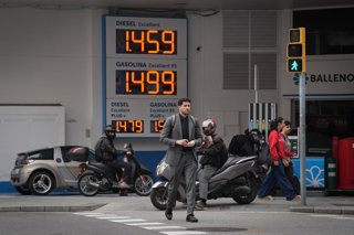 Cartel de precios en una gasolinera, a 4 de marzo de 2026, en Barcelona, Catalunya (España). El repunte del precio del petróleo (crudo Brent) tras la escalada de tensión y nuevos ataques en Oriente Próximo está trasladándose a los carburantes. Las estimac