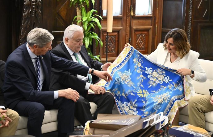 La alcaldesa de València, Mª José Catalá, se reúne con el Colegio del Arte Mayor de la Seda