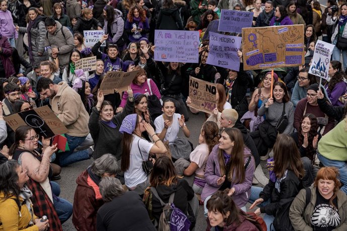 Decenas de personas durante la manifestación convocada por la Comisión 8M por el Día de la Mujer, a 8 de marzo de 2026, en Madrid (España). La marcha de la Comisión 8M, convocada con motivo del Día Internacional de la Mujer ha salido desde Atocha bajo el 