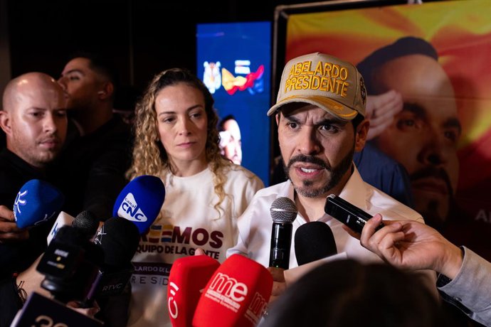 12 de fevereiro de 2026, Medellín, Antioquia, Colômbia: O candidato à presidência da Colômbia Abelardo de la Espriella, do movimento político Defensores de la Patria, dá uma entrevista coletiva em Medellín, Colômbia, em 12 de fevereiro de 2026.