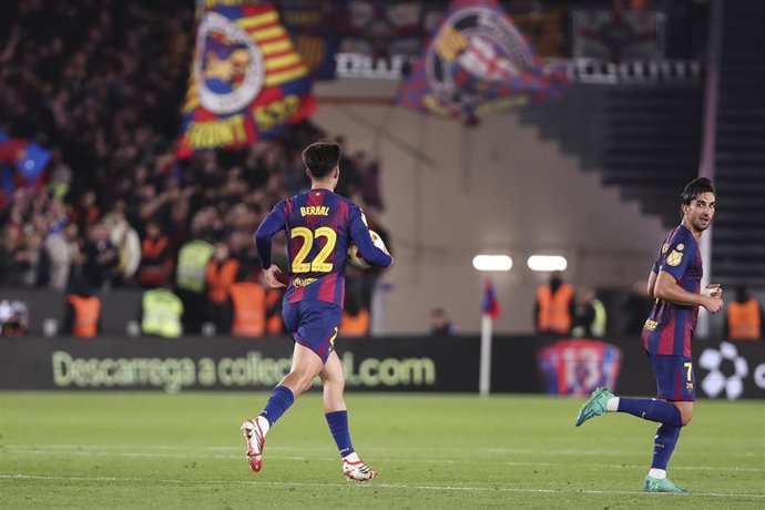 Marc Bernal y Ferran Torres en un partido del FC Barcelona en el Spotify Camp Nou