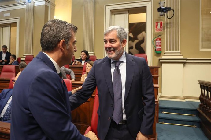 Archivo - El vicepresidente del Gobierno de Canarias, Manuel Domínguez, saluda al presidente, Fernando Clavijo,  en un Pleno del Parlamento