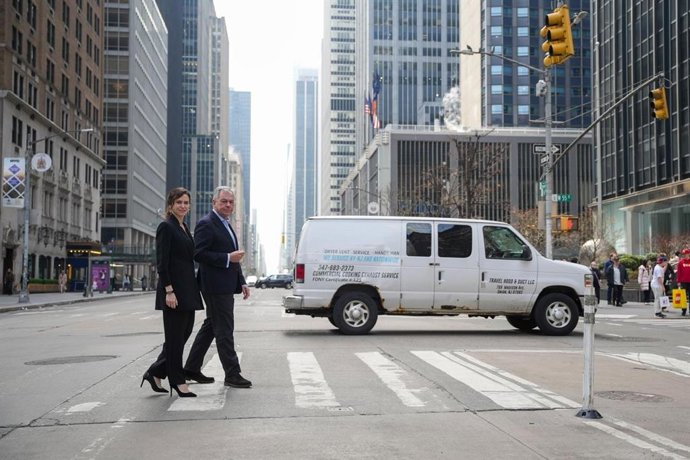 El alcalde de Sevilla, José Luis Sanz, con la presidenta de la Comunidad de Madrid, Isabel Díaz Ayuso, en Nueva York.
