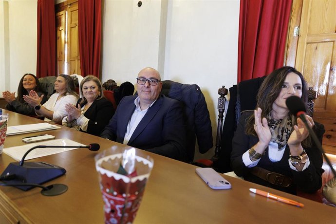 Archivo - La hasta ahora concejal de Igualdad de Pinos Puente, Margarita Álvarez, a la derecha del alcalde, Iván Fernández, en el pleno de moción de censura del pasado 18 de diciembre