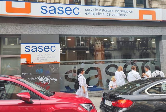 Archivo - Personal del SAD ante la sede del Sasec