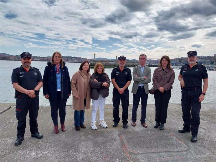 Una delegación ha visitado las instalaciones de la Ertzaintza en el puerto de Bilbao