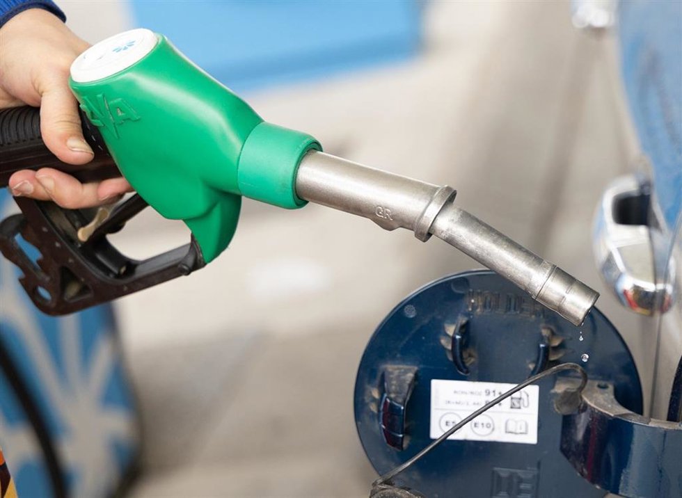 Repostaje en una gasolinera, a 3 de marzo de 2026, en Madrid (España). La guerra en Irán ha elevado con fuerza el precio del petróleo, con el Brent acercándose a los 80 dólares por barril ante el riesgo sobre el Estrecho de Ormuz. Esta subida ya se tras