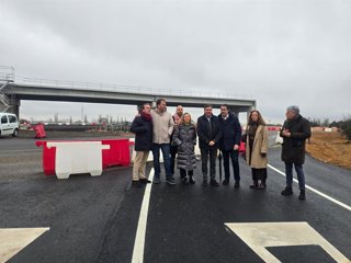 Varios representantes del PP han visitado este lunes el polígono industrial de Vuilladangos del Páramo (León).