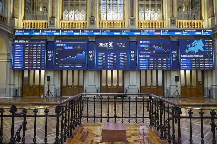 Archivo - Paneles informativos en el Palacio de la Bolsa de Madrid.