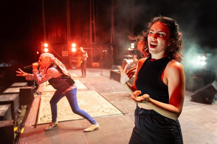 Una mujer interpreta un concierto con lengua de signos.