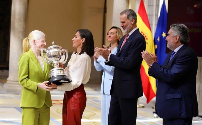 Archivo - La Reina Letizia entrega un premio a Susana Rodríguez ante la presencia del Rey Felipe VI, Pilar Alegría y José Manuel Rodríguez Uribes