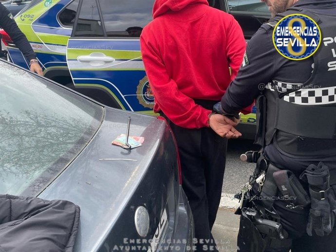 Detenido un joven de 23 años sorprendido cuando robaba en el interior de un coche en el distrito Macarena.