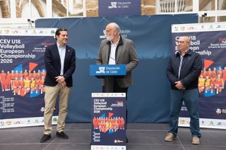 El vicepresidente segundo de la Diputación y responsable del Servicio de Deportes, Javier Vidal, en la presentación del Preeuropeo Sub-18 de Voleibol Femenino que se celebrará del 27 al 29 de marzo en El Puerto de Santa María