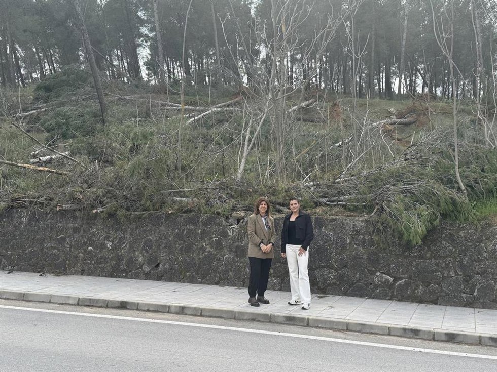 Carmen Lara (izda.), ante el pinar aledaño a la caretera N331A a su paso por Benamejí.