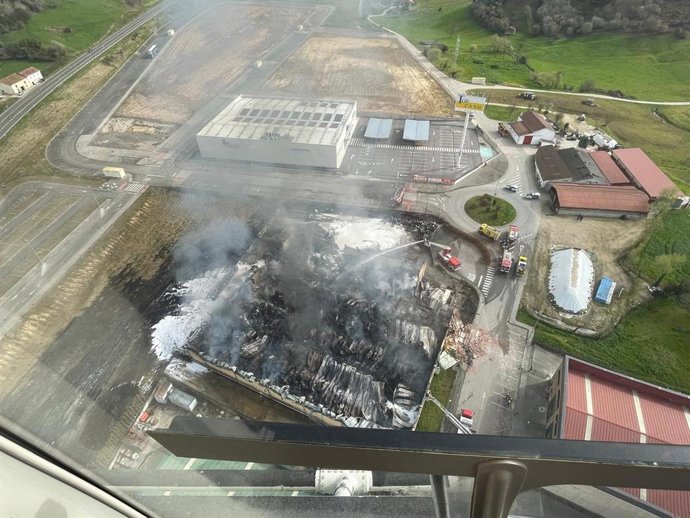 Incendio de la nave industrial de Los Tanágos