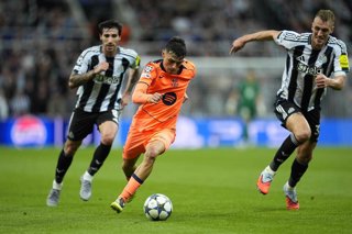 Archivo - Pedri (FC Barcelona) en el partido contra el Newcastle United FC en St James' Park, en la Fase Liga de la Liga de Campeones 2025/26