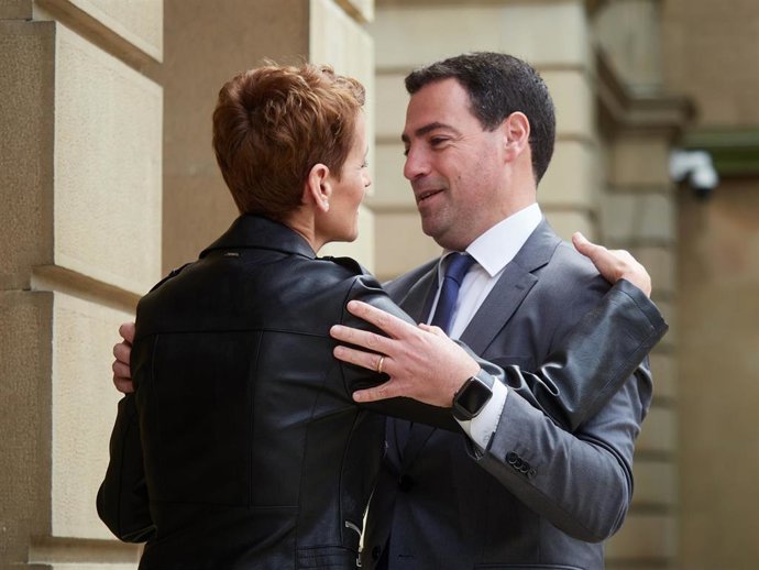 Archivo - La presidenta de Navarra, María Chivite, y el lehendakari, Imanol Pradales