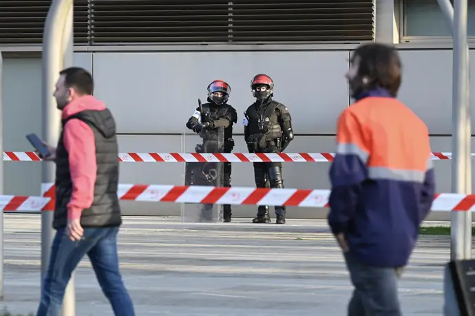 Trabajadores de Tubos Reunidos junto al Palacio Euskalduna de Bilbao