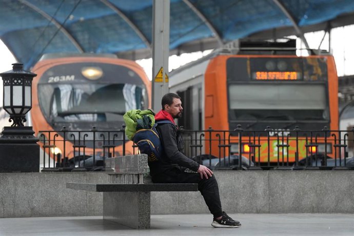 Archivo - Trenes sin servicio en la Estación de Francia de Barcelona.