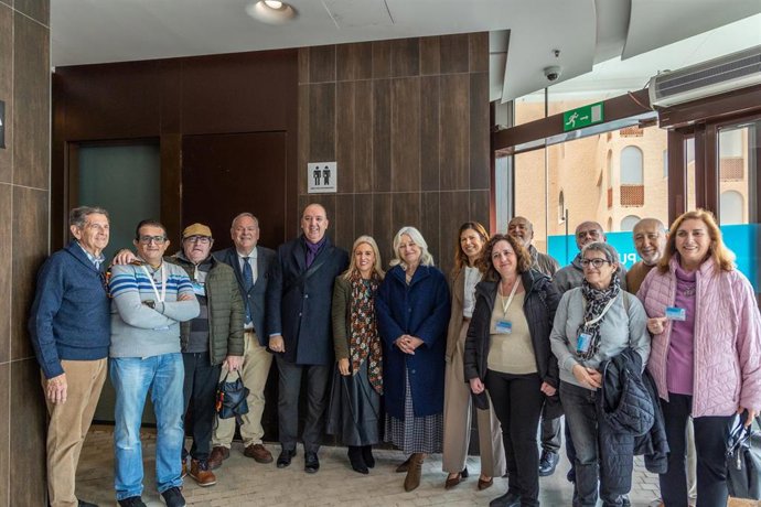 La concejala de Bienestar Social en el Ayuntamiento isleño, Isabel Blanco, y la delegada de la Junta en Cádiz, Mercedes Colombo, en la inauguración del nuevo baño adaptado para personas ostomizadas en San Fernando