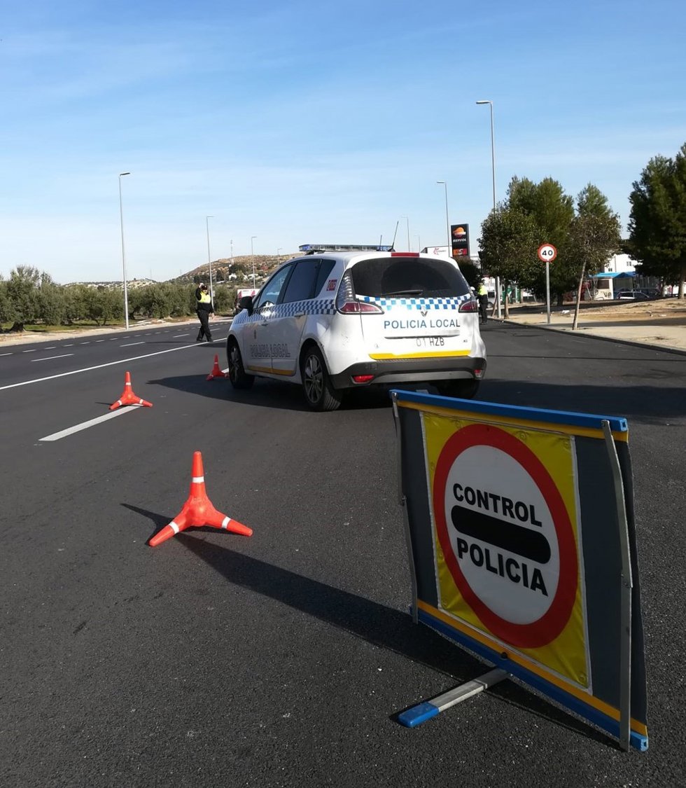 Archivo - Un control de la Polícia Local de Jaén en una campaña de control del cinturón de seguridad.