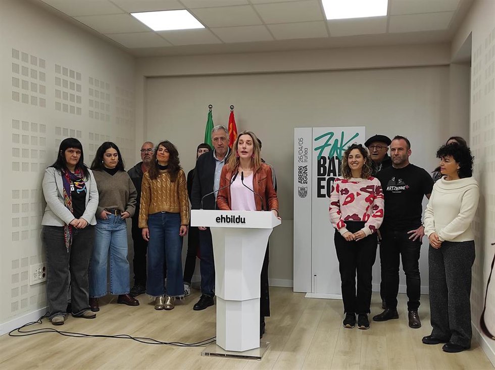 La responsable política de EH Bildu y secretaria de la formación en Navarra, Miren Zabaleta, y el alcalde de Pamplona, Joseba Asiron, presentan el Aberri Eguna 2026 en Pamplona.