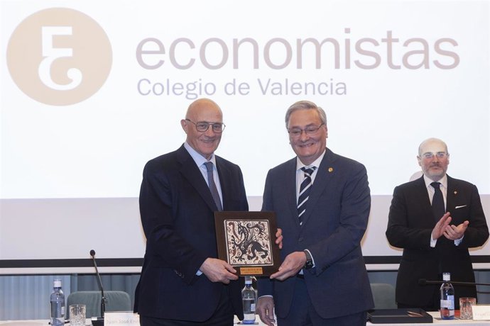 El Colegio de Economistas de Valencia (COEV) entrrga al presidente de Banco Sabadell, Josep Oliu, el galardón 'Directivo del Año' 2025