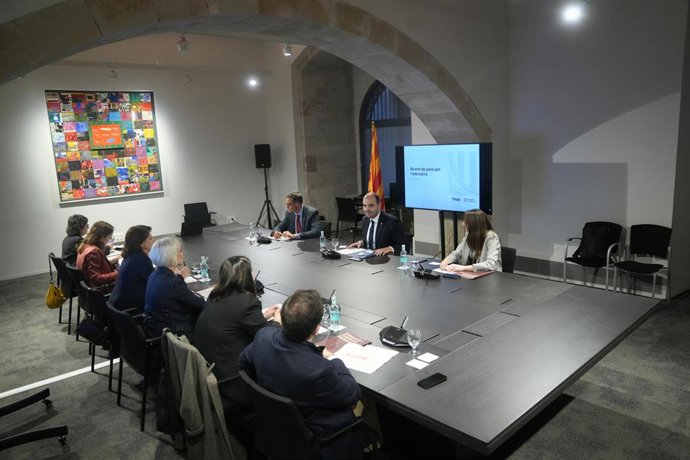 Archivo - Reunión entre Dalmau y representantes de los grupos parlamentarios este lunes por la tarde en la Generalitat