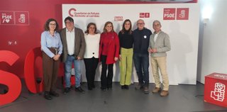 En El Centro, Pilar Bernabé Y Virginia Barcones Junto A Candidatos Del PSOE En Soria.
