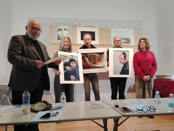 El jurado del XXVI Concurso Nacional de Fotografía Ciudad de Córdoba, Premio Mezquita 2026, se reúne en la Sala Góngora y acuerda por unanimidad que el galardón recaiga en el madrileño Jesús Umbría Brito, con su colección de temática libre 'Retaguardia'.