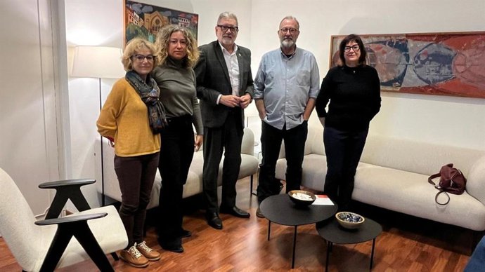 El alcalde de Lleida, Fèlix Larrosa, y el presidente de Òmnium, Xavier Antich, en una reunión en la Paeria