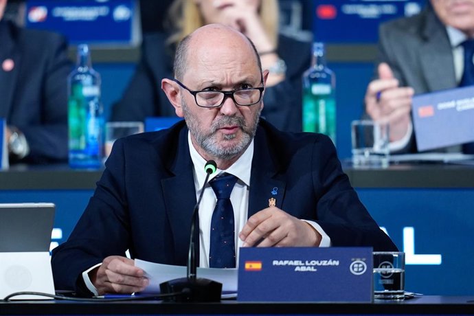 Archivo - Arquivo - Rafael Louzan, presidente da Real Federação Espanhola de Futebol, participa da Assembleia Geral Extraordinária da RFEF na Ciudad del Fútbol, em 15 de dezembro de 2025, em Las Rozas, Madri, Espanha.
