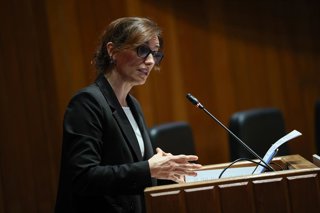 La ministra de Sanidad, Mónica García, inaugura la jornada por el Día de la Cero Discriminación 'VIH, comunicación y arte frente al estigma', a 9 de marzo de 2026, en Madrid (España).
