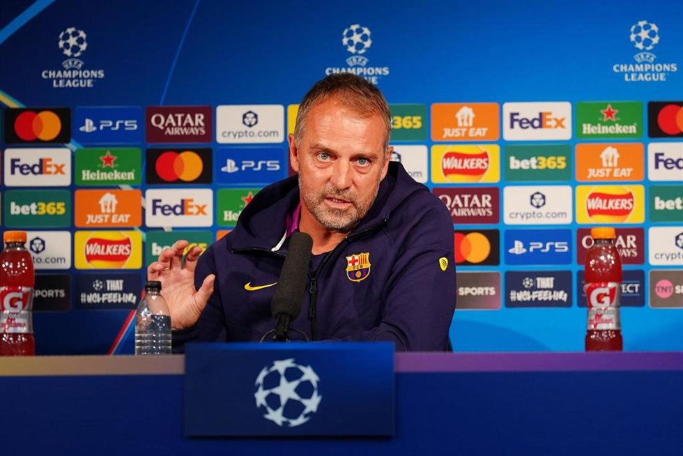 Archivo - El entrenador del FC Barcelona, Hansi Flick, en rueda de prensa en la Liga de Campeones