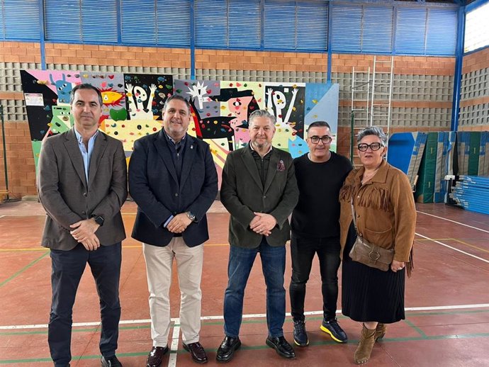 El delegado territorial de Desarrollo Educativo y FP de la Junta en Almería, Francisco Alonso, durante su visita al IES El Alquián junto a responsables del centro y representantes institucionales.