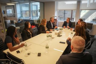 El alcalde de Sevilla, José Luis Sanz, junto a la delegada municipal de Turismo, Angie Moreno, visitan las oficinas de Delta Airlines en Nueva York para impulsar la conexión directa con Estados Unidos.