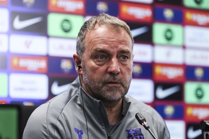 Hansi Flick, treinador principal do FC Barcelona, participa da coletiva de imprensa durante o dia de treino do FC Barcelona antes da partida da Liga Espanhola, LaLiga EA Sports, contra o Athletic Club na Ciudad Esportiva Joan Gamper, em 6 de março de 2026