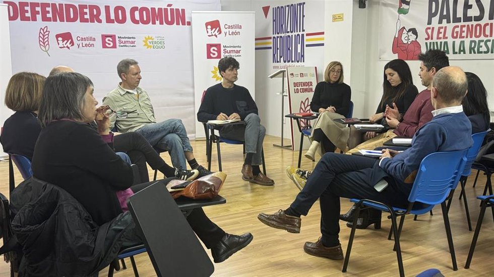 La coalición Izquierda UnidaSumarVerdes Equo en una reunión con sindicatos de enseñanza.