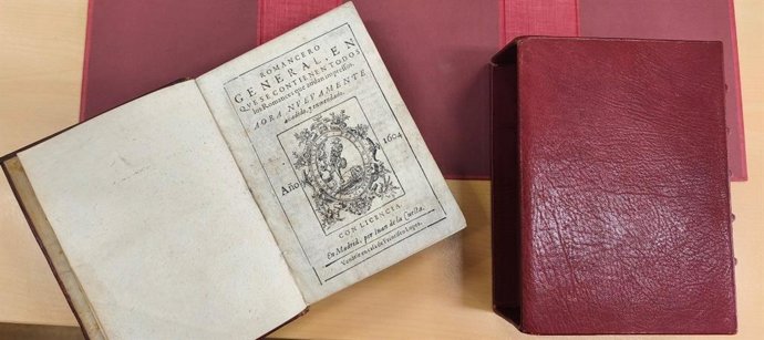 La tipología del material recibido es muy variada y comprende soportes físicos y digitales, así como objetos no bibliográficos.