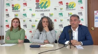 (Desde izda.) Natalia León, Rosa María Rodríguez y Enrique Santiago, en la sede de IU en Pozoblanco.